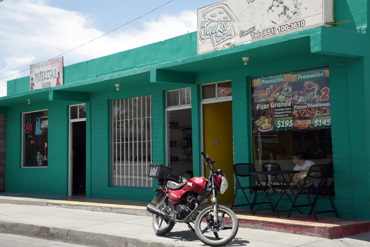 “Para una emergencia hay que viajar minímo unas cien millas”, enfatizó. A este problema con los servicios de salud ella aduce la falta de trabajo en la región. “Qué compañía o maquiladora va a venir si no hay un centro de atención médica de nivel?”, se preguntó Flores. “Necesitamos trabajos pero mientras no mejore el sistema de salud no los vamos a tener”.
<br>