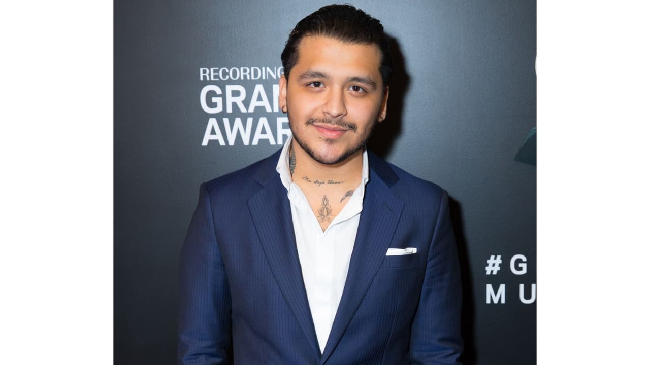 Pero, este 1 de agosto, el intérprete de ‘Botella tras botella’ volvió a sorprender a sus más de nueve millones de seguidores en Instagram, al publicar una fotografía con su nuevo look. 
<br>