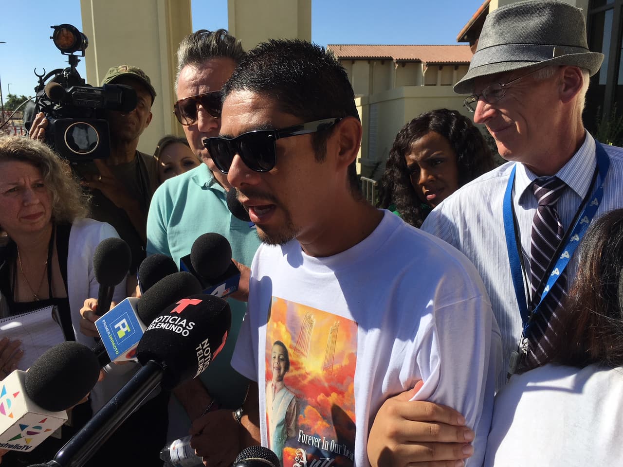 "Es un dolor que no puedo explicar. Yo estoy con él, él no va a estar solo, lo voy a estar esperando, me va a estar esperando y
<b> algún día nos vamos a ver",</b> dijo entre lágrimas el padre biológico del niño.