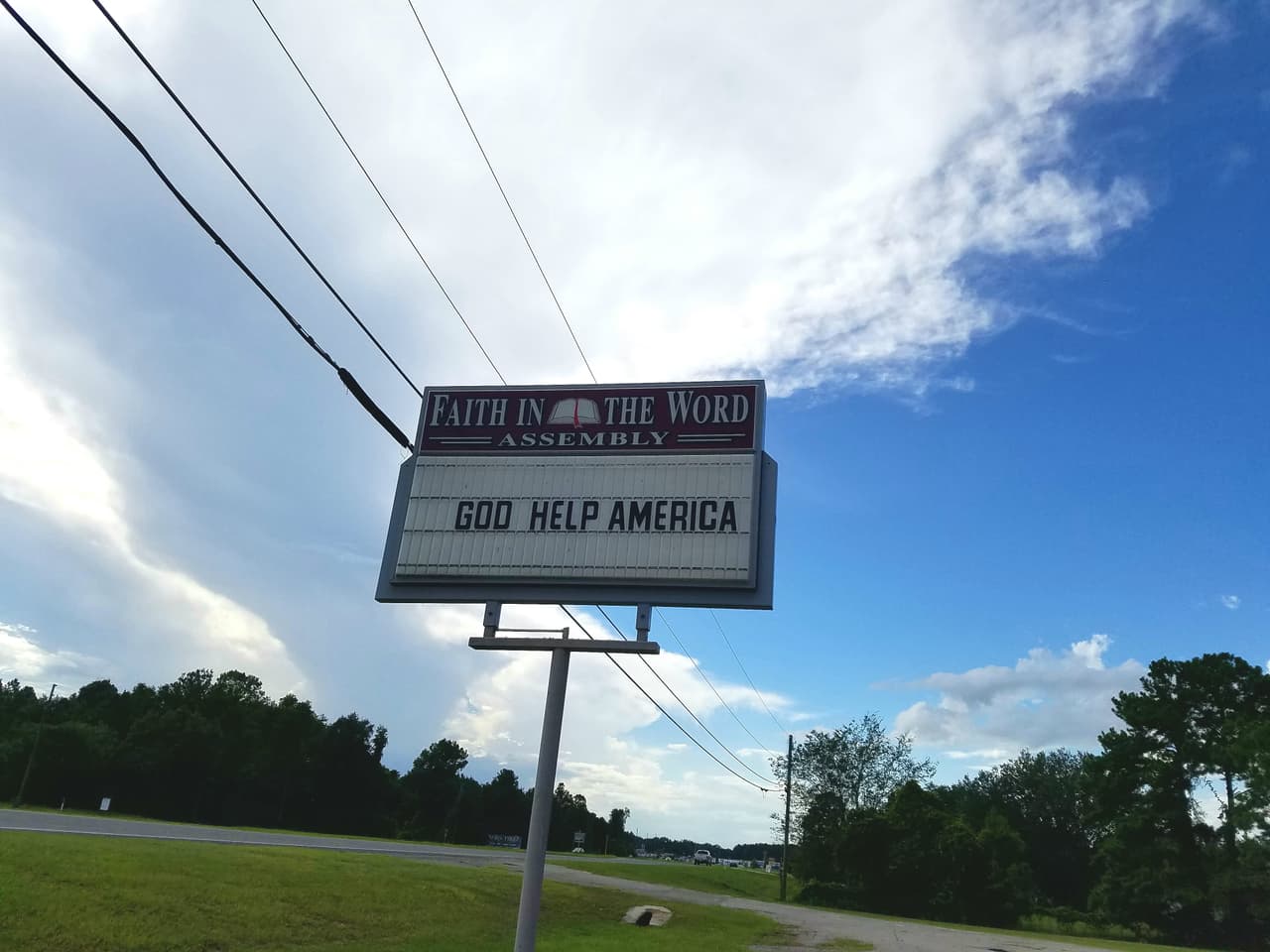 Uno de los muchos mensajes religiosos que se pueden ver a lo largo de la ruta junto a las iglesias de Dixie