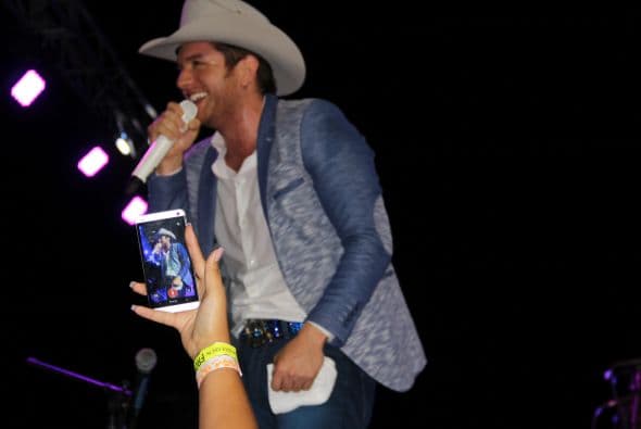 El Dasa revolucionó Phoenix con su voz y carisma, enloqueciendo a miles de fans que los esperaban ansiosas. El chulo causó furor con sus movimientos sexy y desafió seguridad para acercarse y bailar con sus consentidas.