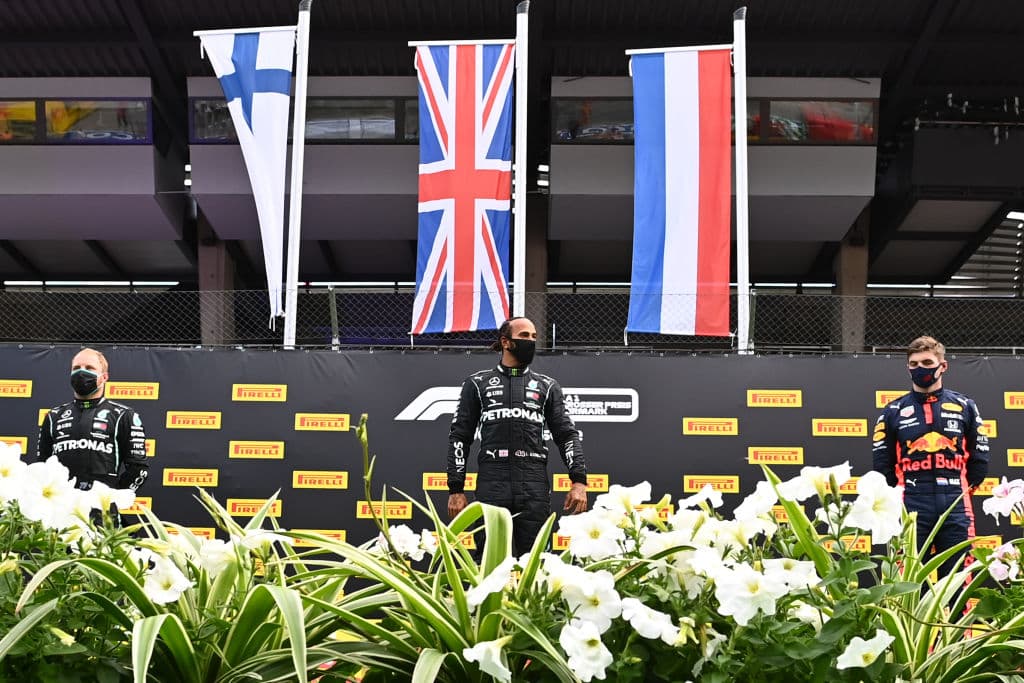 Así quedaron los primeros diez: Hamilton, Bottas, Verstappen, Albon, Norris, Pérez, Stroll, Ricciardo, Sainz y Kvyat. La siguiente fecha se correrá el Gran Premio de Hungría.
