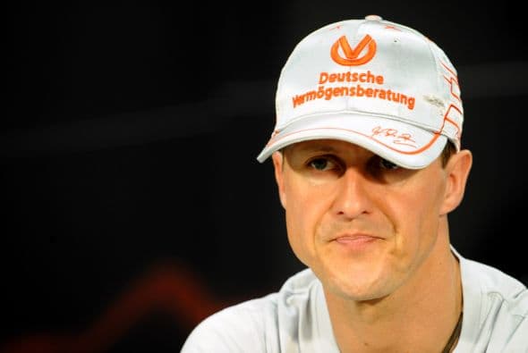 9. MICHAEL SCHUMACHER- La carrera de este deportista es respaldada por importantes marcas, ejemplo de ello son DVAG, Jet Set, Navy Boot, Audemars Piguet, Schuberth y Rosbacher. Sus ganancias en este año fueron de poco más de $34 millones. El corredor regresó a la Fórmula 1 el año pasado pero al parecer fue antes de lo planeado ya que terminó en un decepcionante noveno puesto en la clasificación general.
