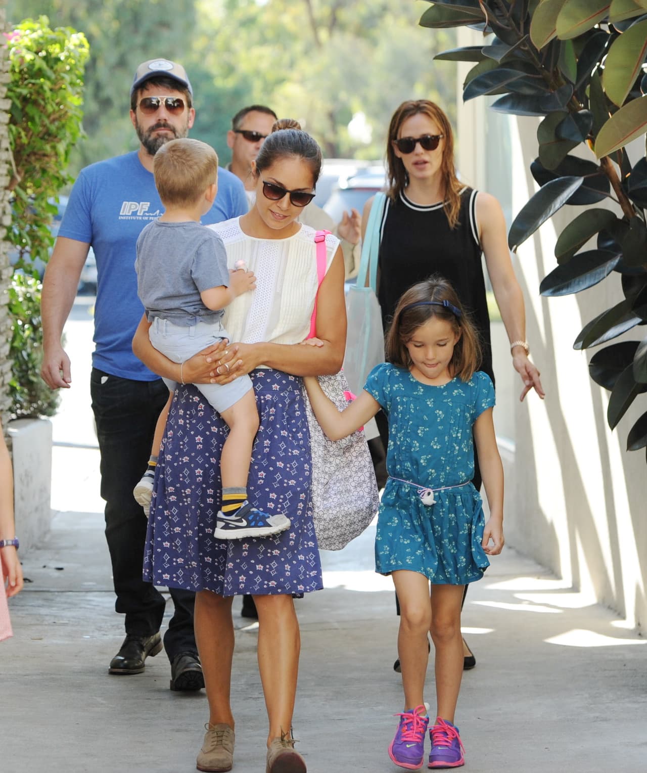 Aquí con sus hijos y la niñera.