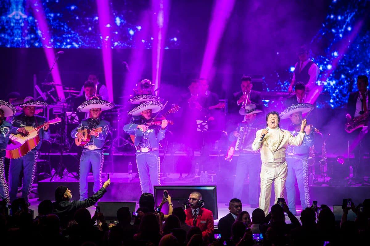 “El Divo de Juárez” Juan Gabriel conquistó Los Ángeles con un rotundo éxito y cantando sus grandes éxitos en el Microsoft Theater donde miles de personas desbordaron con su música e interpretación.