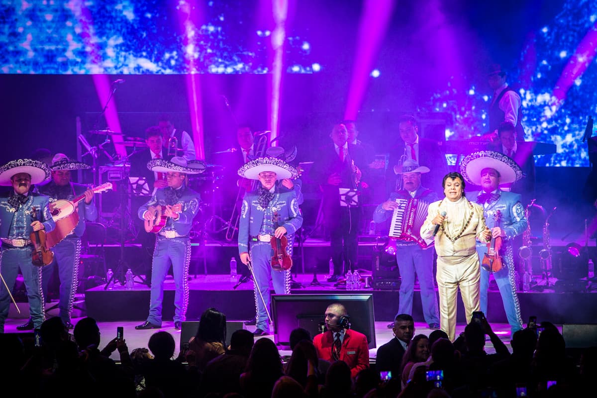 “El Divo de Juárez” Juan Gabriel conquistó Los Ángeles con un rotundo éxito y cantando sus grandes éxitos en el Microsoft Theater donde miles de personas desbordaron con su música e interpretación.