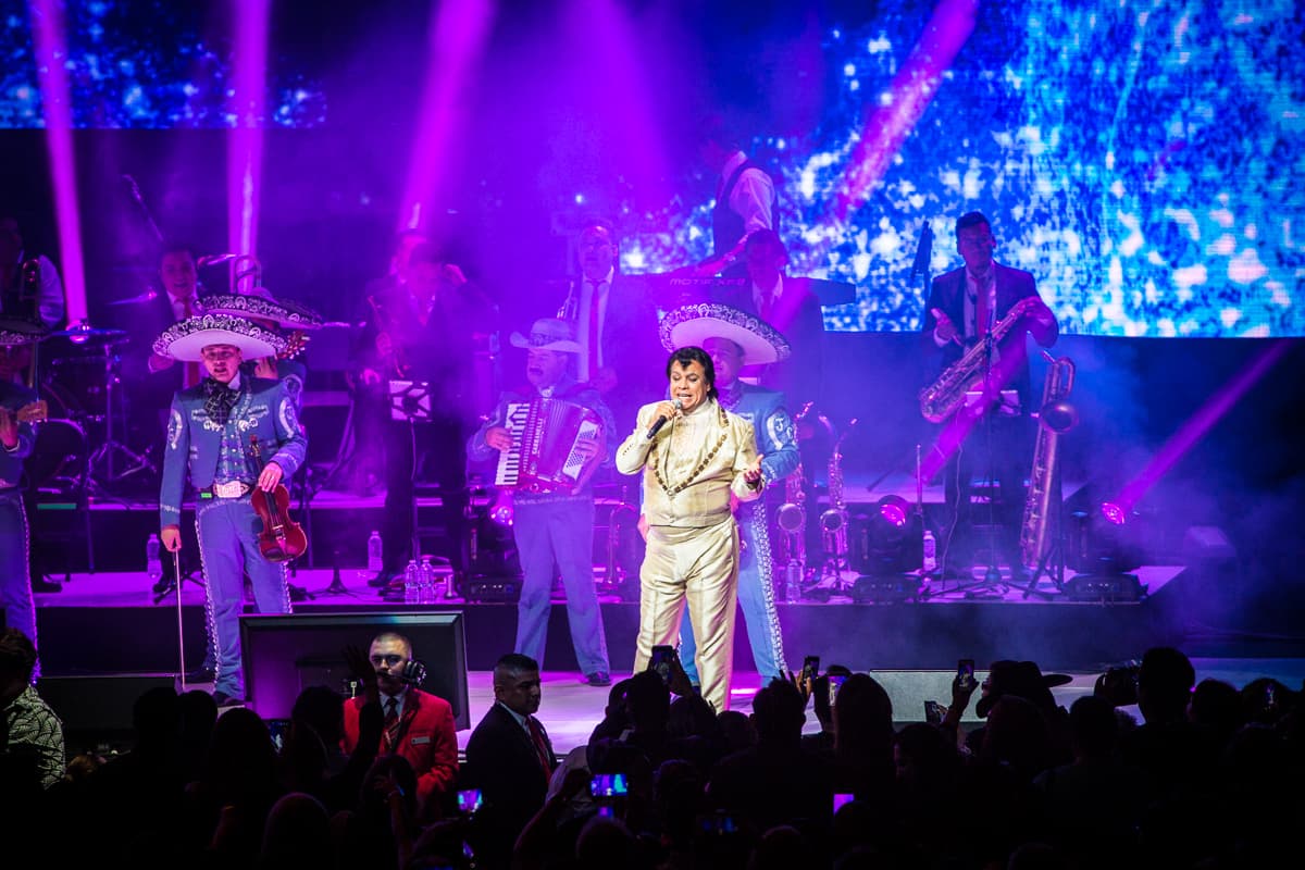 “El Divo de Juárez” Juan Gabriel conquistó Los Ángeles con un rotundo éxito y cantando sus grandes éxitos en el Microsoft Theater donde miles de personas desbordaron con su música e interpretación.