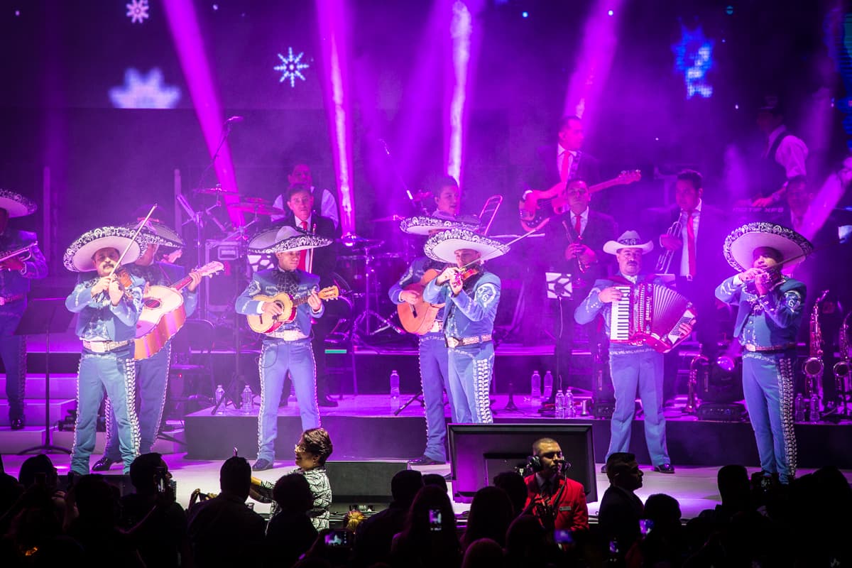 “El Divo de Juárez” Juan Gabriel conquistó Los Ángeles con un rotundo éxito y cantando sus grandes éxitos en el Microsoft Theater donde miles de personas desbordaron con su música e interpretación.