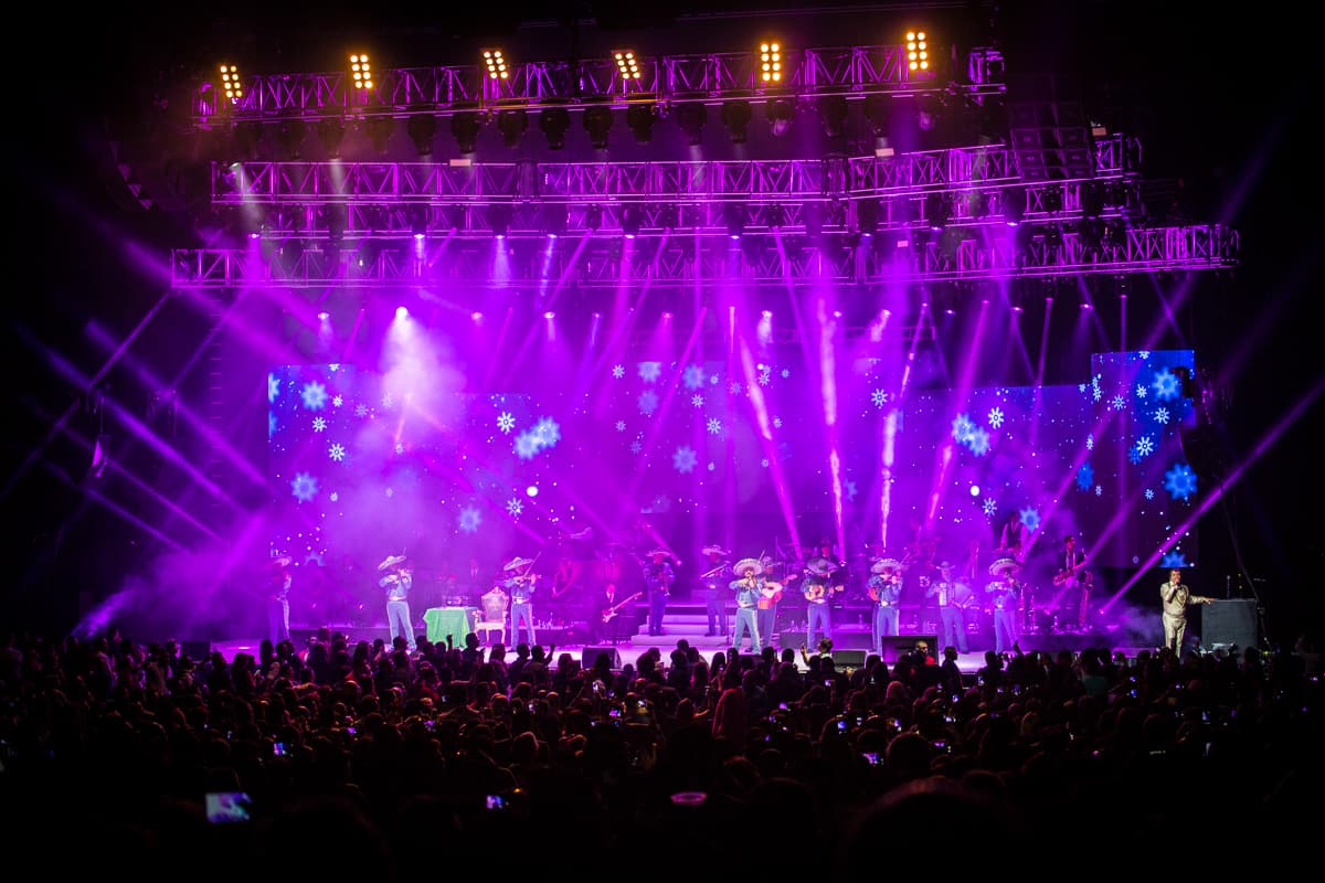 “El Divo de Juárez” Juan Gabriel conquistó Los Ángeles con un rotundo éxito y cantando sus grandes éxitos en el Microsoft Theater donde miles de personas desbordaron con su música e interpretación.