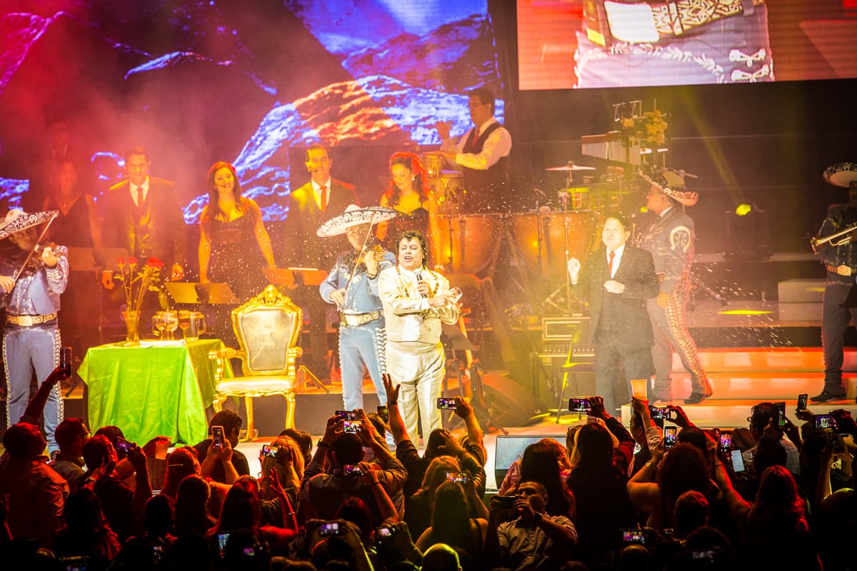 “El Divo de Juárez” Juan Gabriel conquistó Los Ángeles con un rotundo éxito y cantando sus grandes éxitos en el Microsoft Theater donde miles de personas desbordaron con su música e interpretación.