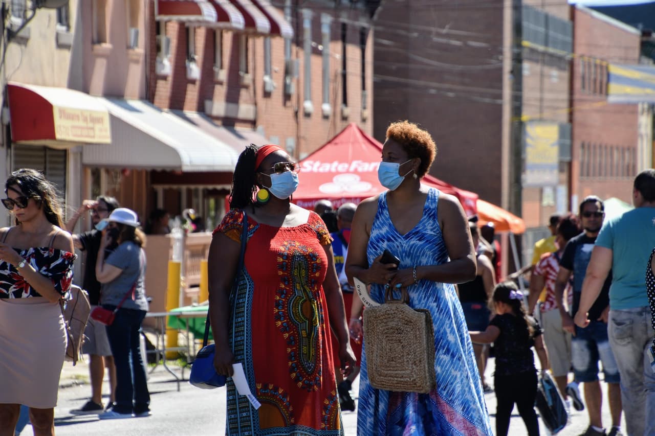 <b><a href="https://feriadelbarrio.org/">38th Feria del Barrio (24 de septiembre)</a></b>. Esta fiesta de fines de verano es una celebración de un día de las artes, la educación y la comunidad latina. La celebración se lleva a cabo en las calles y aceras del vecindario histórico conocido como el centro de la cultura latina en Filadelfia, acertadamente llamado El Centro de Oro. El evento cuenta con docenas de artesanos, agencias comunitarias y vendedores locales de alimentos. El festival para todas las edades también cuenta con un área solo para niños con muchas actividades para toda la familia.