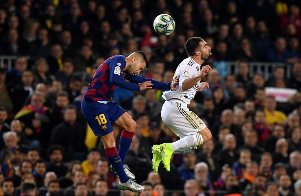 Carvajal y Jordi Alba luchan por un balón aéreo.