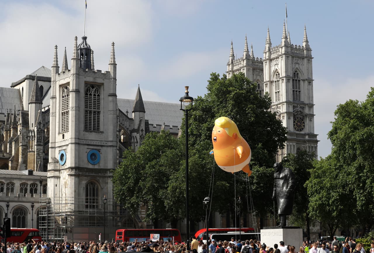 El dirigible de seis metros de altura con la forma del presidente vuela junto a la estatua del ex primer ministro británico Winston Churchill en el centro de Londres.