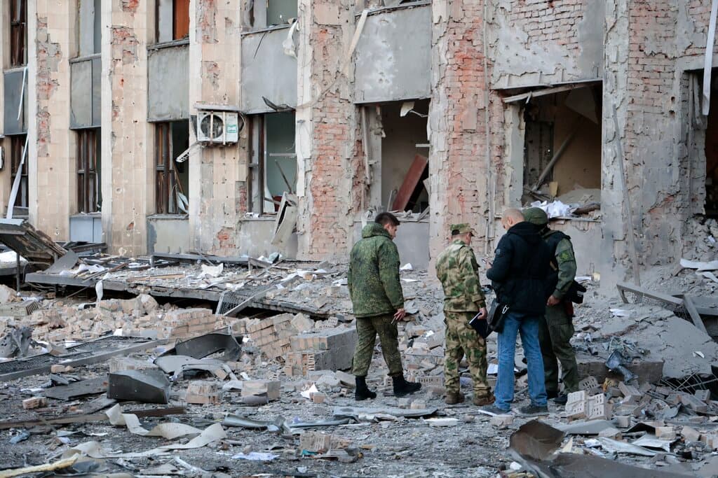 Destrozos en un edificio administrativo de Donetsk, una de las regiones que Rusia se anexionó ilegalmente.