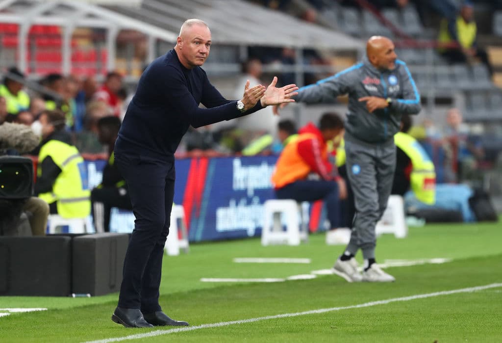 Napoli, con goles de Matteo Politano y Gio Simeone, le ganó al Cremonese 2-1 y es único líder de la Serie A.