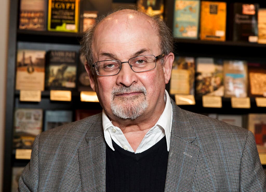 Salman Rushdie es conectado a un respirador tras ser apuñalado en un evento