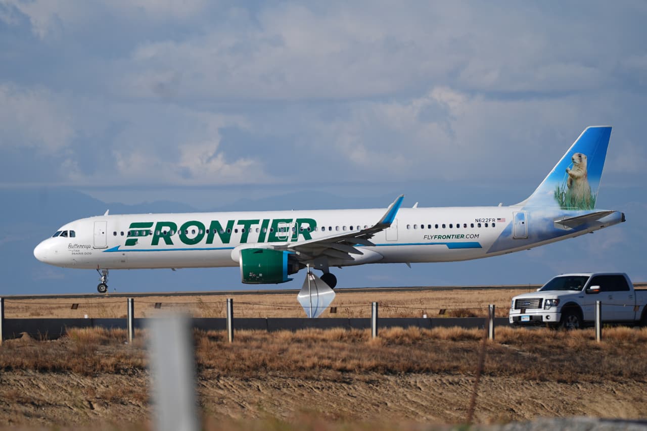 Un peatón muere tras ser golpeado por un avión de Frontier Airlines que despegaba en el aeropuerto de Denver.
