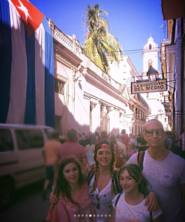 Andrea Legarreta su esposo Erik Rubín y sus hijas, Mia y Nina disfrutando de un recorrido por las calles de Cuba.