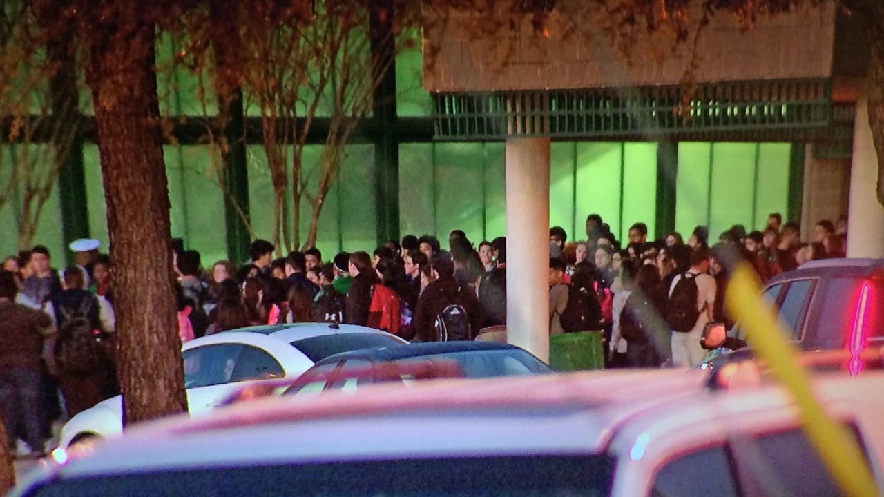 Estudiantes realizan acto en memoria de Adriana Coronado