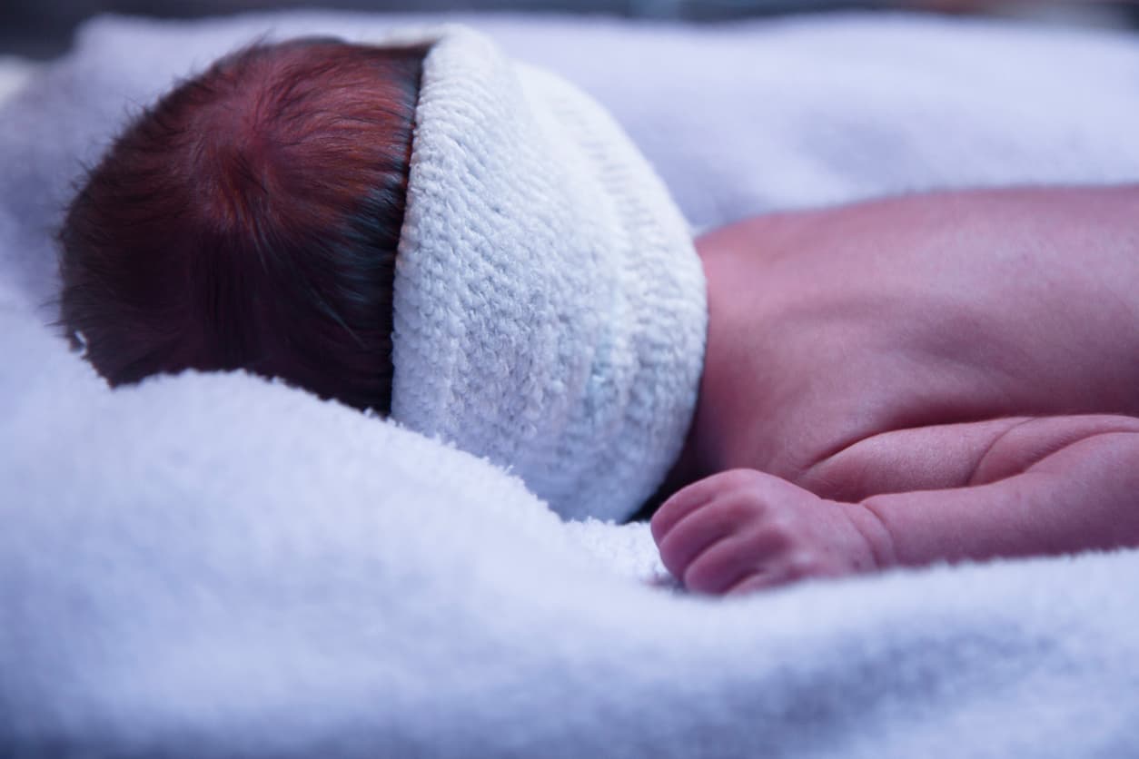 Una pareja es acusada de matar de hambre a su bebé recién nacido: querían alimentarlo solo "con luz solar"