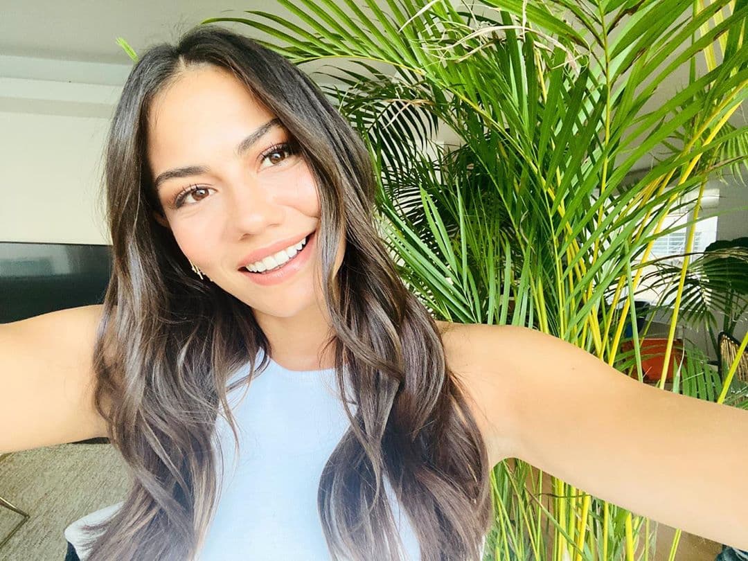 En diciembre de 2018 fue galardonada como
<b> Mejor Actriz de Comedia Romántica </b>en los Premios Mariposa de Oro, a lo mejor de la televisión y música turca.