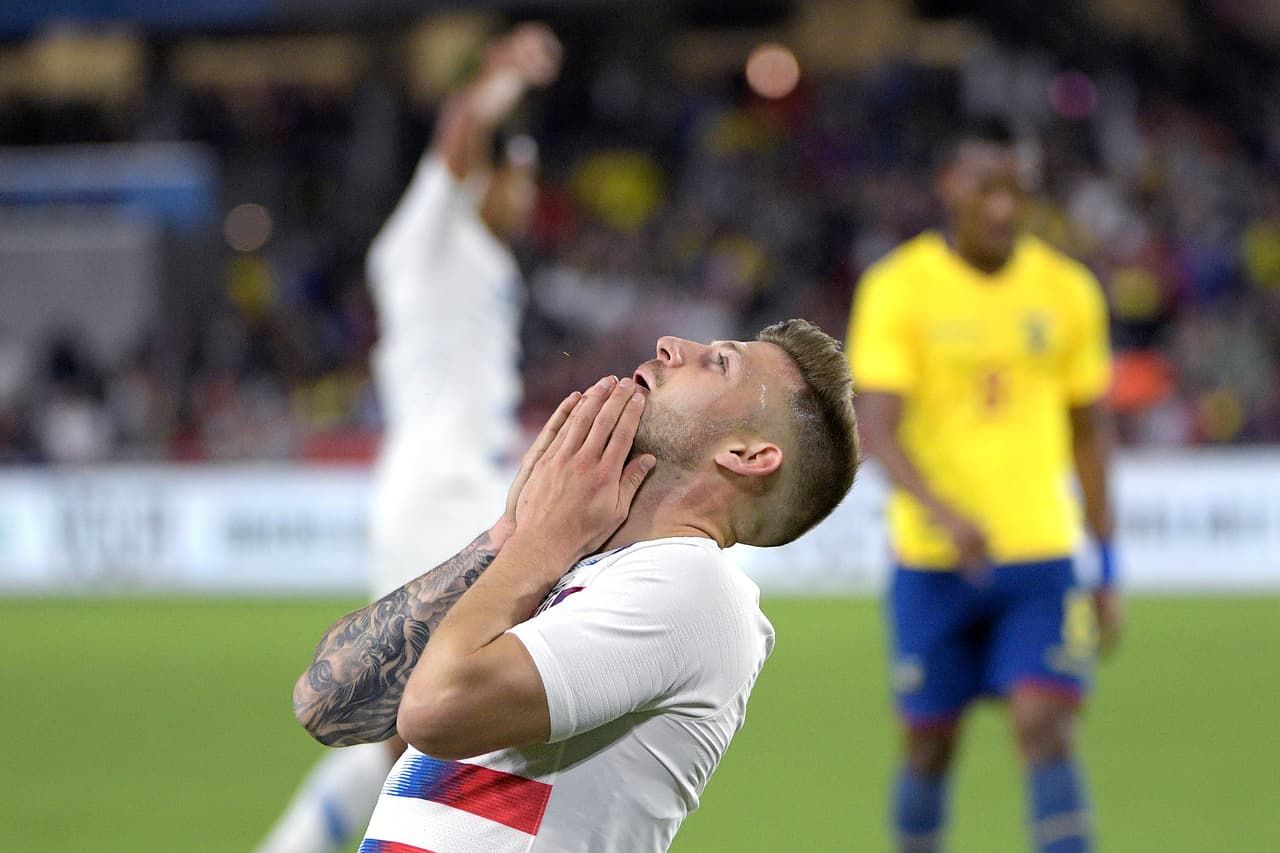 Desde luego que Arriola se lamentaba ante ese yerro pero nada pudo cambiar y las cosas se fueron con transitorio empate 0-0 al descanso.