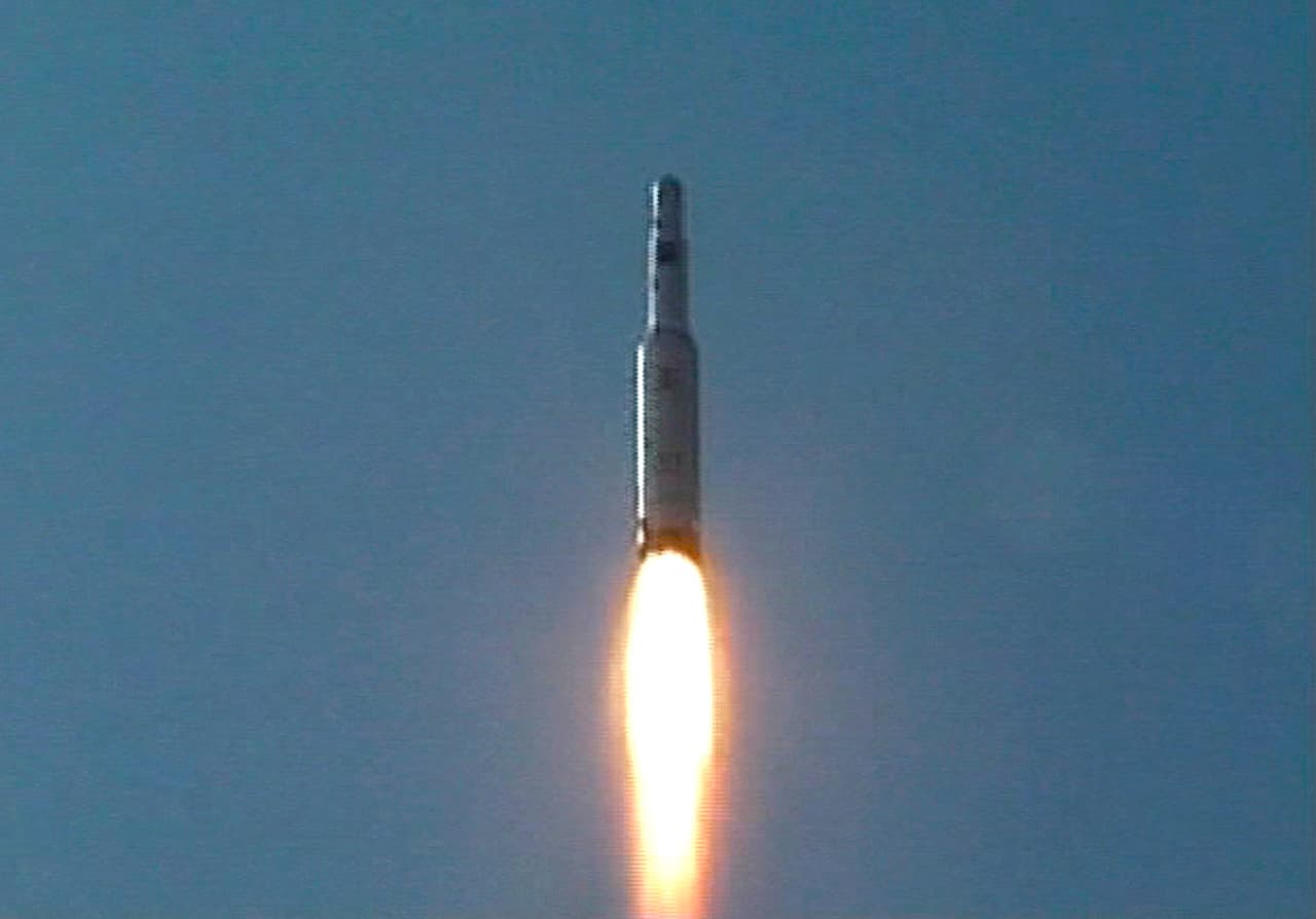 Imagen distribuida en abril de 2009 por la agencia de prensa de Corea del Norte del Taepodong-2, un misil balístico anterior al Hwanson-14, que se probó en la primera década de este siglo.