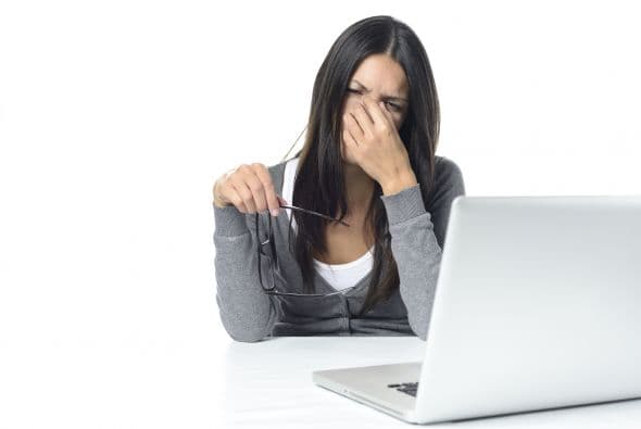 2. La computadora. Las personas pestañean unas 10 veces por minuto pero, al mirar fijamente la pantalla, esa cifra puede bajar a dos o tres por minuto, llevándote a forzar la vista de más.