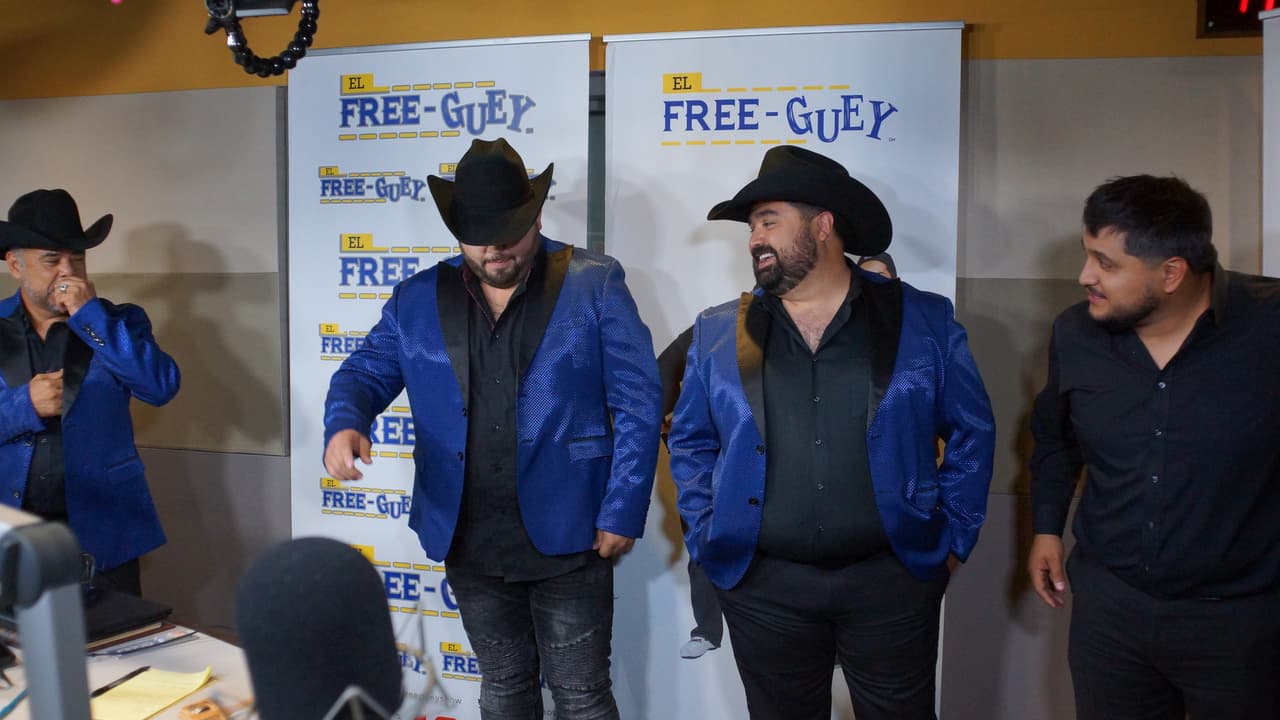 Los tres locutores se la pasaron 🎶 "fine, fine, fine, very good, very good, very good, very, very, very, very good" 🎶 con Los Rieleros de Norte.