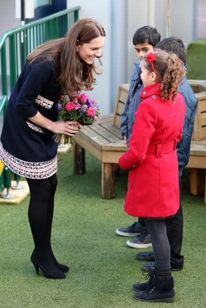 Ni las sonrisas y la amabilidad que ella les regresa de vuelta.