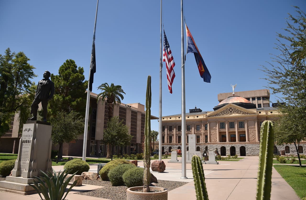 El Capitolio de Arizona se mantiene con las banderas a media asta, en honor al senador McCain.