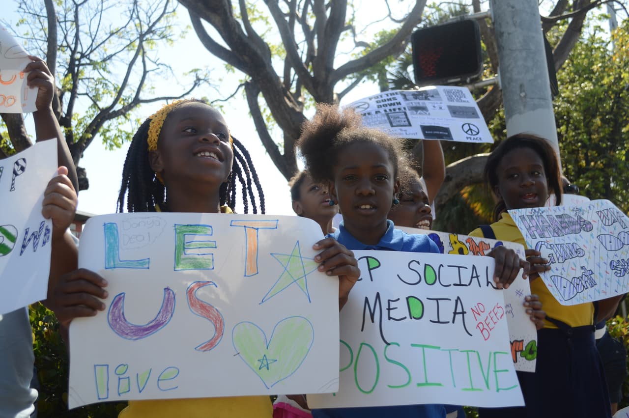 Parents and children protests gun violence in Miami April 28
