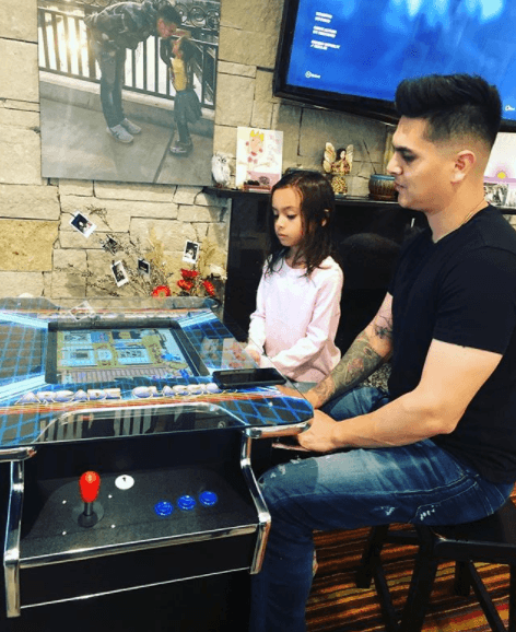 A su corta edad, Elizabeth también ha utilizado Instagram para compartir imágenes al lado de su famoso padre. "Como niños los dos".