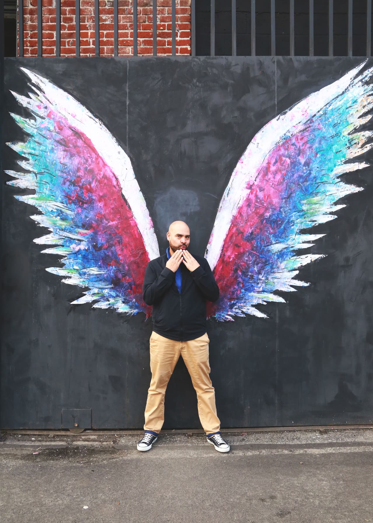 Uno de los murales con los que se toparon, fue estas coloridas alas de ángel pintadas por 
<b>Collete Miller</b>, las cuales forman parte de un proyecto internacional llamado 
<b>'The Global Angel Wings Project'</b>.