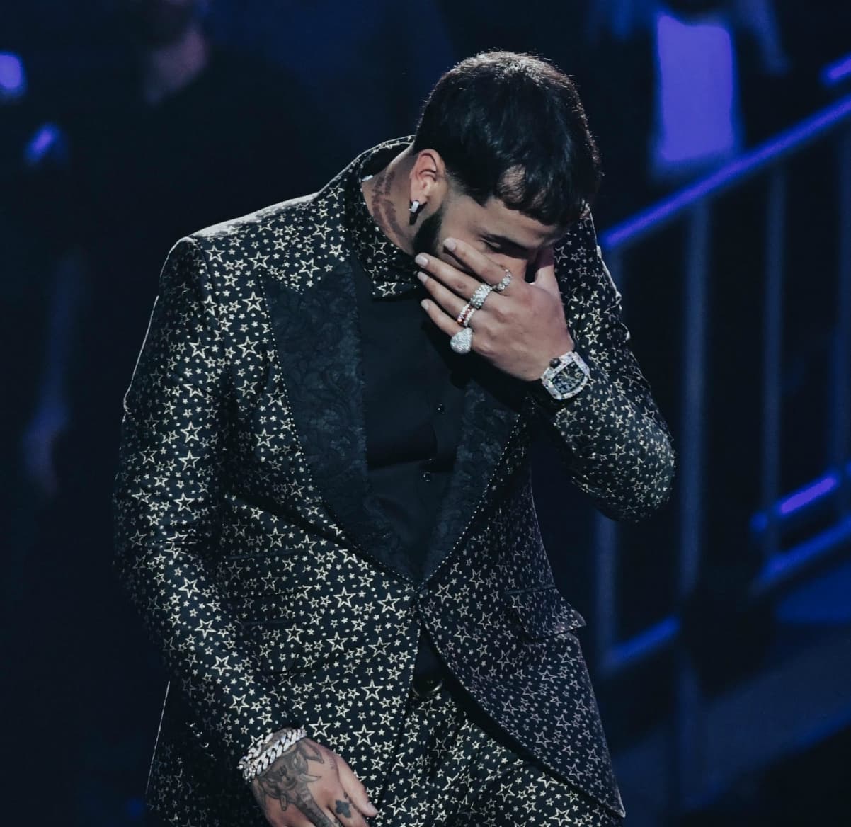 El reggaetonero no pudo contener las lágrimas recordando que hace apenas seis meses estuvo en prisión.