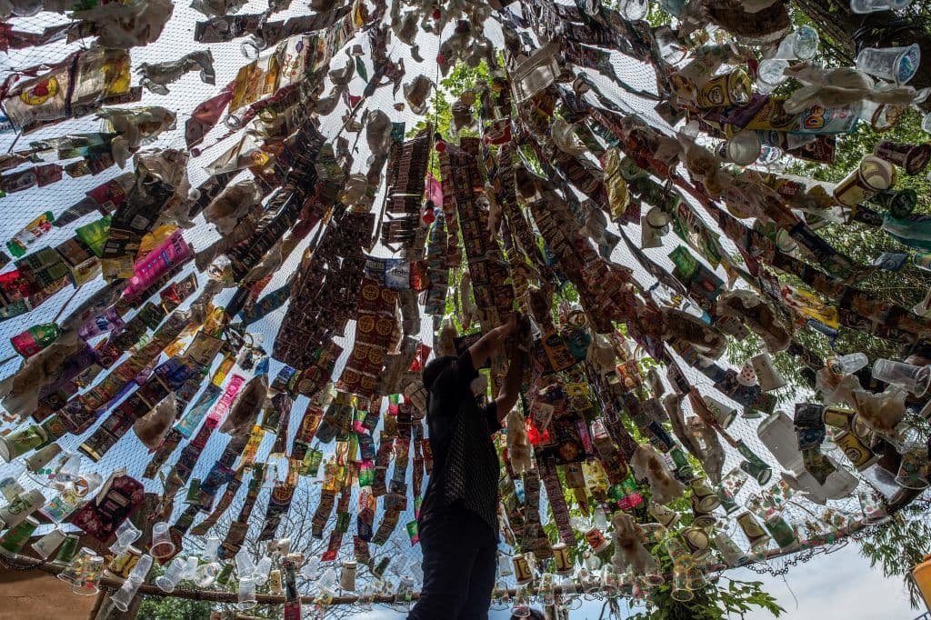 La pieza central de la exhibición es una estatua llamada "Dewi Sri" o la diosa de la prosperidad, que es ampliamente adorada por los javaneses. 
<b>Su falda larga está hecha de bolsitas</b> de un solo uso de artículos para el hogar.