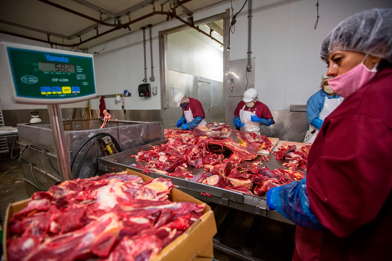 <b>Idaho. </b>Empleados protegidos con mascarillas en una empacadora de carne en la ciudad de Rigby, a unas 100 millas al este de Boise, la capital de estado, el 26 de mayo. 
<br>
<br>El 1 de mayo comenzaron a relajar las medidas de protección pero los bares y discotecas fueron cerrados otra vez el 15 de junio, cuando unos 69 nuevos casos de covid-19 fueron vinculados a clientes que visitaron los bares de la capital después de la reapertura.