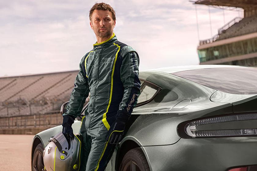 <b><u>Casco y Traje de Competencia AMR – Aston Martin</u></b>
<br>Otra de las marcas inglesas populares entre los millonarios es Aston Martin. Su
<a href="https://www.univision.com/carros/asi-es-el-vantage-amr-pro-el-nuevo-auto-de-competicion-de-aston-martin-fotos">Vantage AMR</a> es una excelente opción deportiva para el garaje de tu nueva mansión.