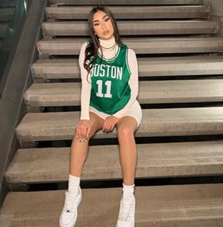 En esta imagen deja ver su admiración por 
<b>Kyrie Irving</b>, jugador base de los Boston Celtics, que hasta ahora sigue usando el número 11 (aunque no sabemos por cuánto tiempo m´as, pues está en negociaciones para dejarlo).