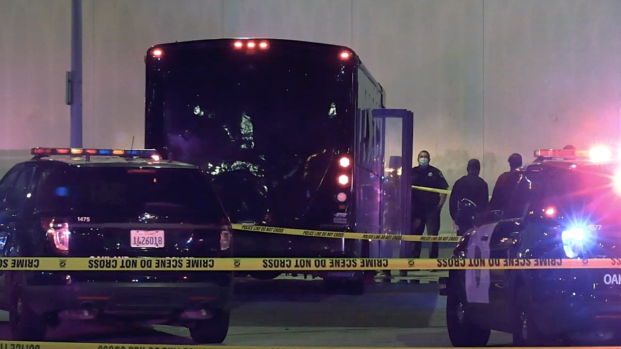 Tiroteo contra ‘party bus’ en autopista de Oakland deja dos muertos y múltiples heridos