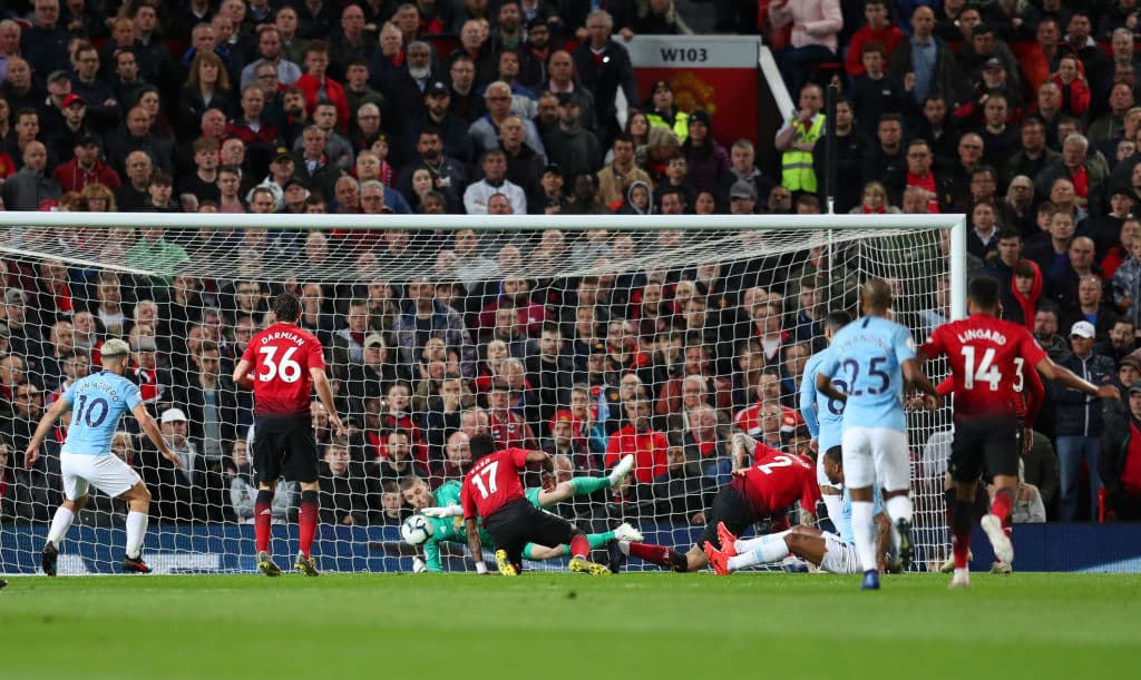 David De Gea le savaba el pellejo al Manchester United al detener un tiro de Raheem Sterling pero el Manchester City ya estaba encima.