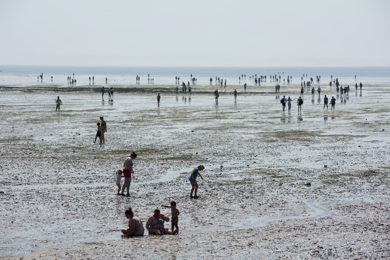 Algunos británicos se refrescan en la playa de Southend-on-Sea, a unas 30 millas al este de Londres. Los pronósticos indican que la ola de calor en ese país llegará a un abrupto final el viernes, con tormentas eléctricas en varias partes.