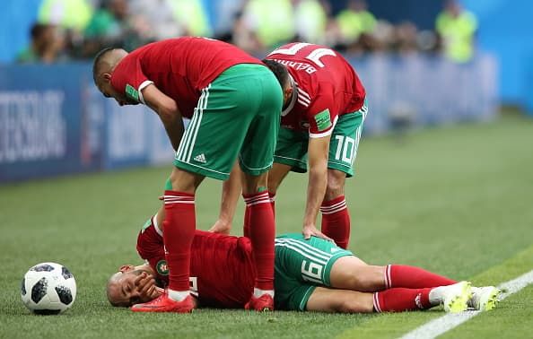 ¡Susto! Amrabat salió por un fuerte golpe en el Marruecos vs Irán