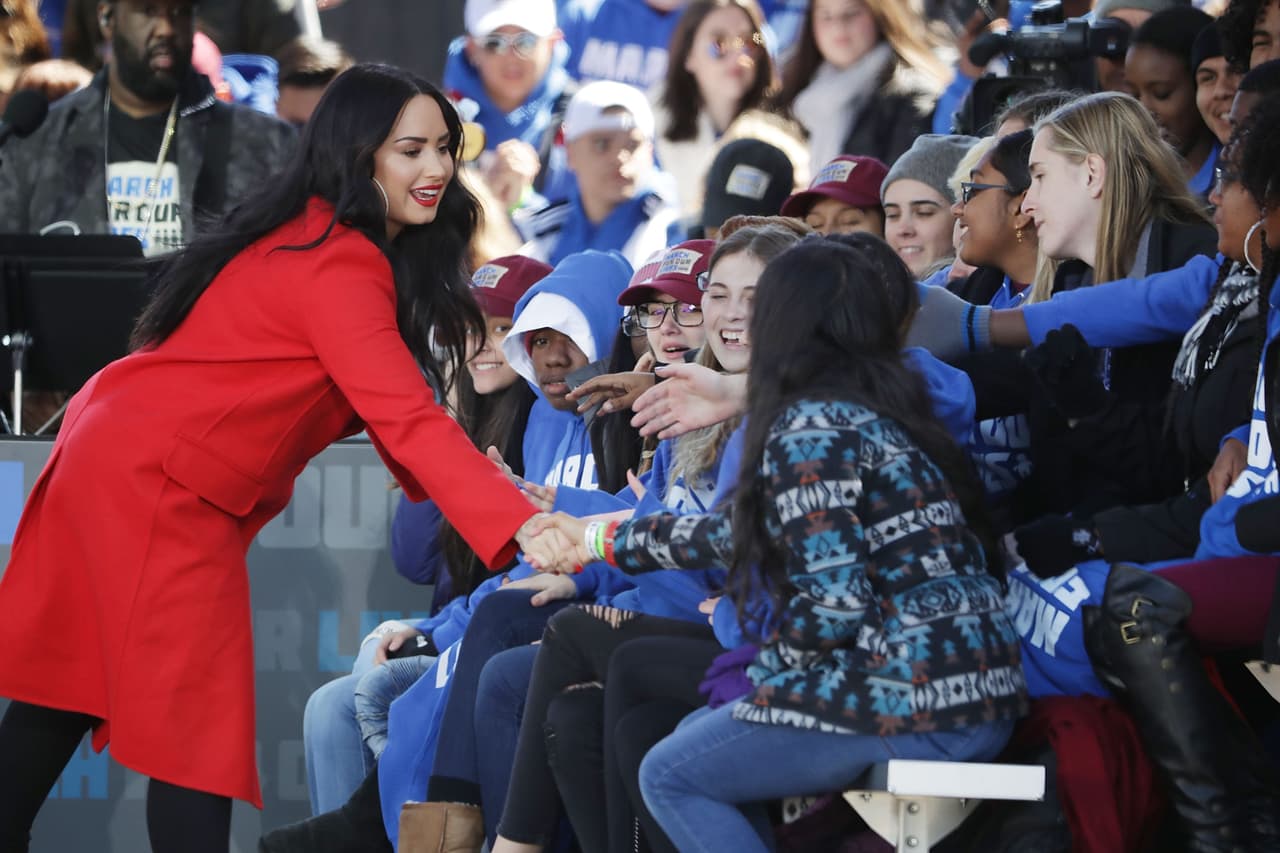 "Mi madre era la que 
<b><a href="https://www.univision.com/entretenimiento/demi-lovato-cumple-6-anos-sin-tomar-alcohol-y-sigue-luchando-contra-otro-demonio-fotos#3cb7747b0000" target="_blank">estaba súper nerviosa</a></b>, pero ella decía: 'Solo quiero que seas feliz'. Y eso fue tan hermoso y sorprendente. Estoy muy agradecida", comentó a Andy Cohen, anfitrión del show.
<br>