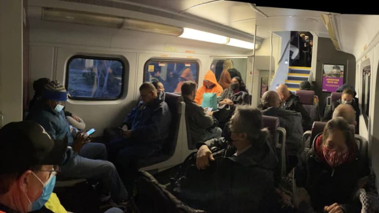 Los pasajeros a bordo del tren no resulytaron lesionados tras el derrumbe.