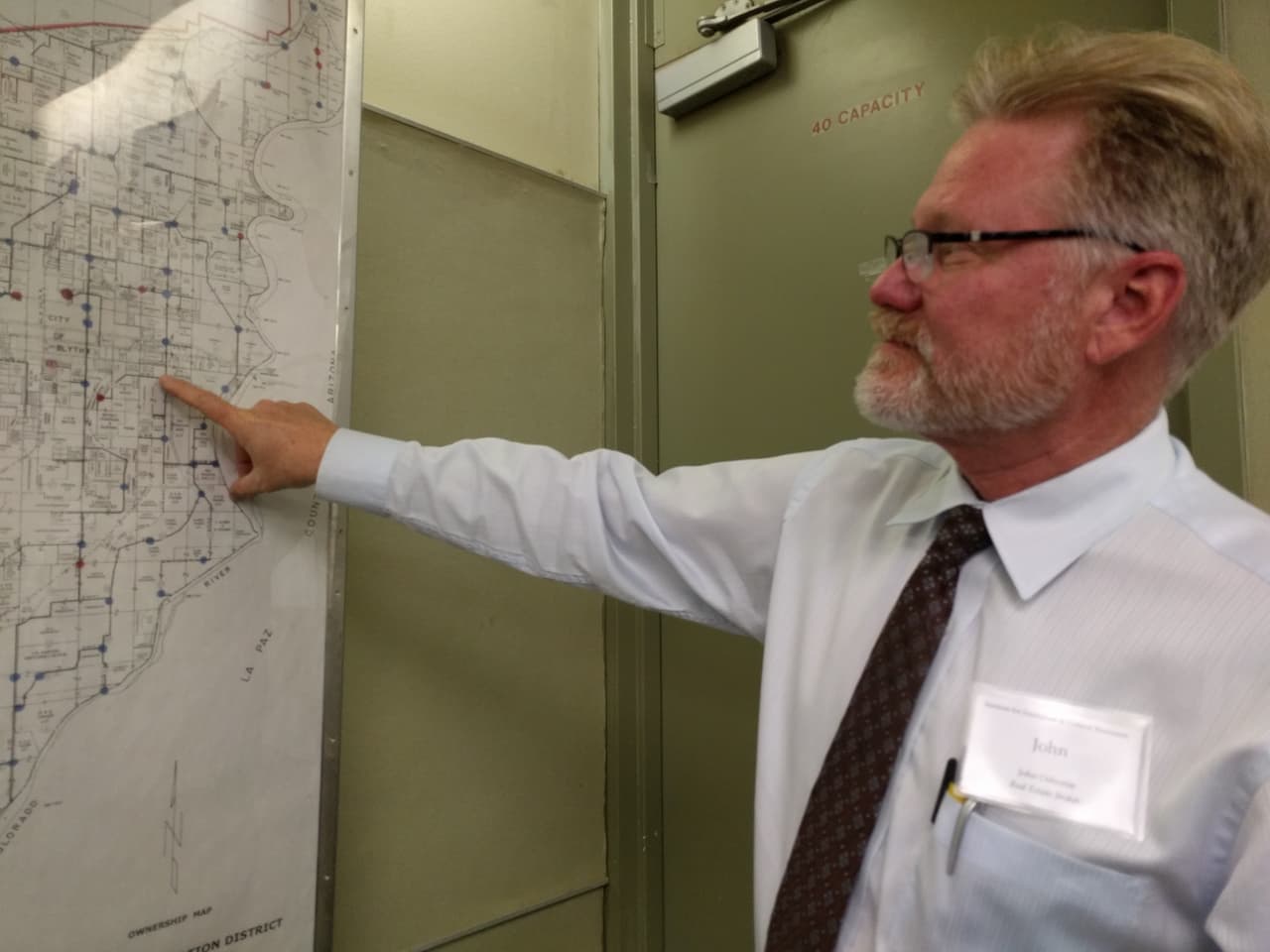 El Valle de Palo Verde en California es conocido por el cultivo de melones, algodón, alfalfa y vegetales. En 2005, el Distrito de Irrigación de Palo Verde llegó a un acuerdo con el Distrito Metropolitano del Agua para barbecho del 35 por ciento de sus tierras de cultivo (aproximadamente 26,000 acres) y permitir que el agua correspondiente sea utilizada por las ciudades en la costa. Este es el agente de bienes raíces John Osborne, quien explica en cuál zona se evalúa usar el agua disponible para cultivar marihuana.