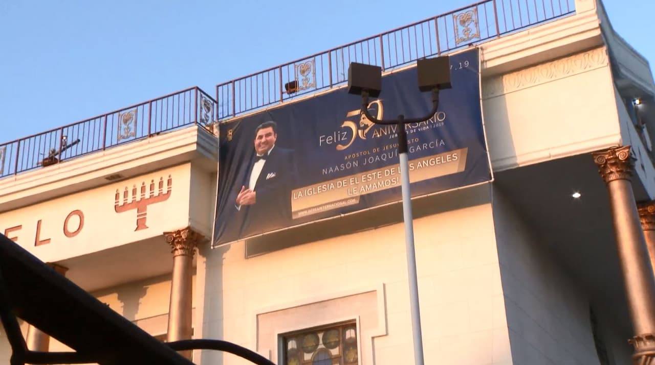 Este lunes 3 de junio, Naasón Joaquín García fue arrestado en el aeropuerto internacional de Los Ángeles por supuestos cargos mayores.