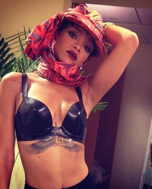 Según reporta 'TMZ' por este caprichito la cantante pagó la cantidad de $2 mil dólares, y la prenda además fue confeccionada en 48 horas en color negro.