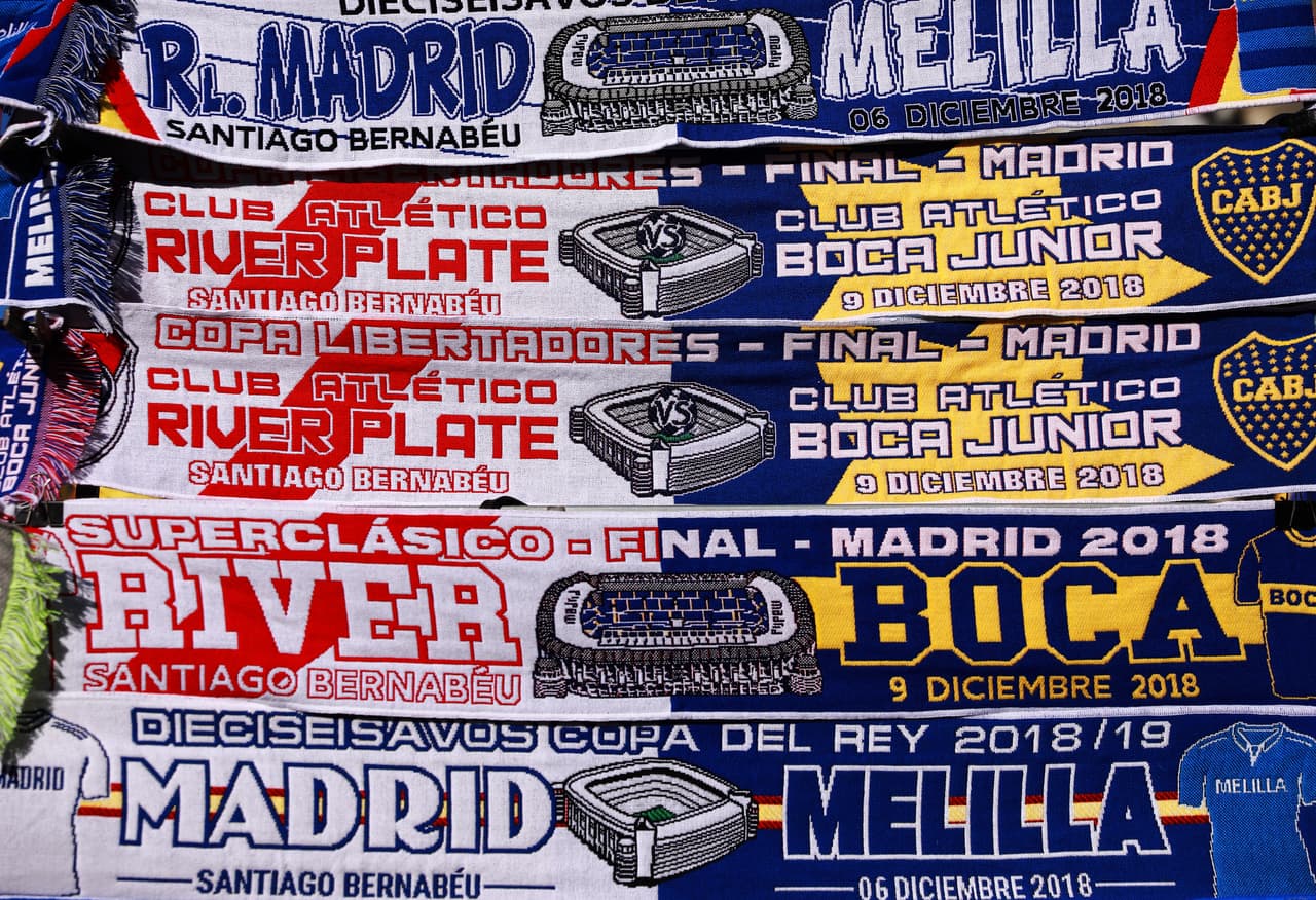 Los alrededores del estadio Santiago Bernabéu ya están contagiados con el ambiente de la final de la Copa Libertadores, cuyo campeón será representante de Conmebol en el Mundial de Clubes.