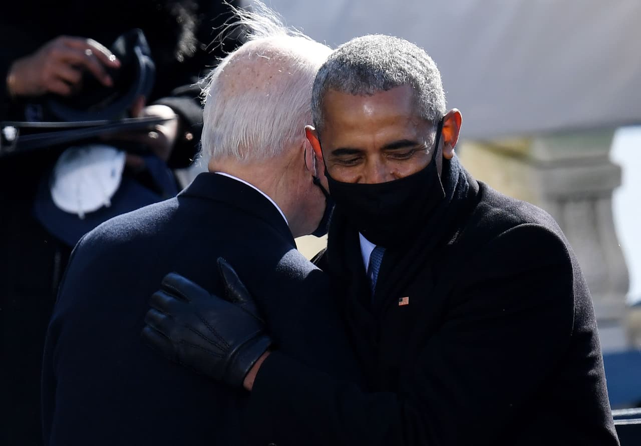 <b>El abrazo de despedida de Obama. </b>El primer encuentro entre los antiguos compañeros al comienzo de la ceremonia siguió los estrictos lineamientos de distancia social por la pandemia. Sin embargo, a la salida de Biden ya convertido en Presidente, Obama le dio un emotivo abrazo.